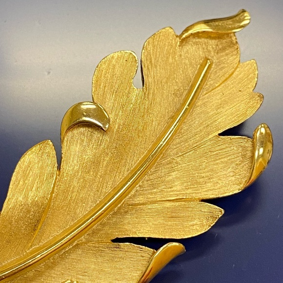 Vintage Trifari gold leaf shaped brooch - Picture 3 of 4